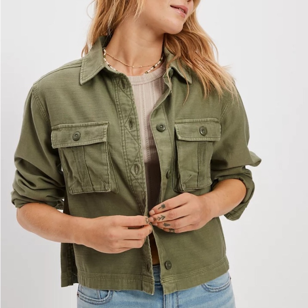 NWOT American Eagle Outfitters AE Cropped Long-Sleeve Cargo Button-Up Shirt sz S